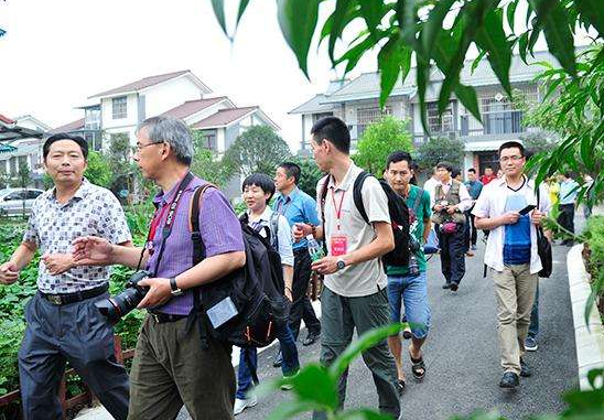 愛心人士資助宜陽因貧輟學的姐弟上學 為姐姐過生日