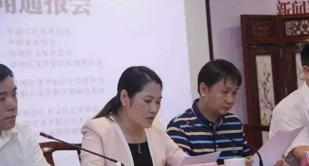 洛陽(yáng)兩車相撞警民合力撐車救人 被困三人被解救